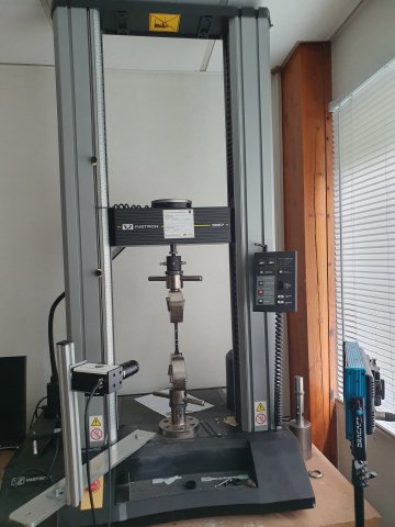 Instron 5867