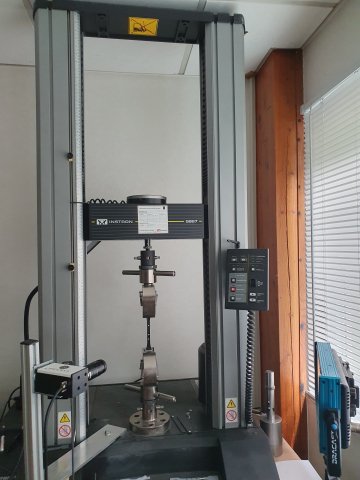 Instron 5867 4